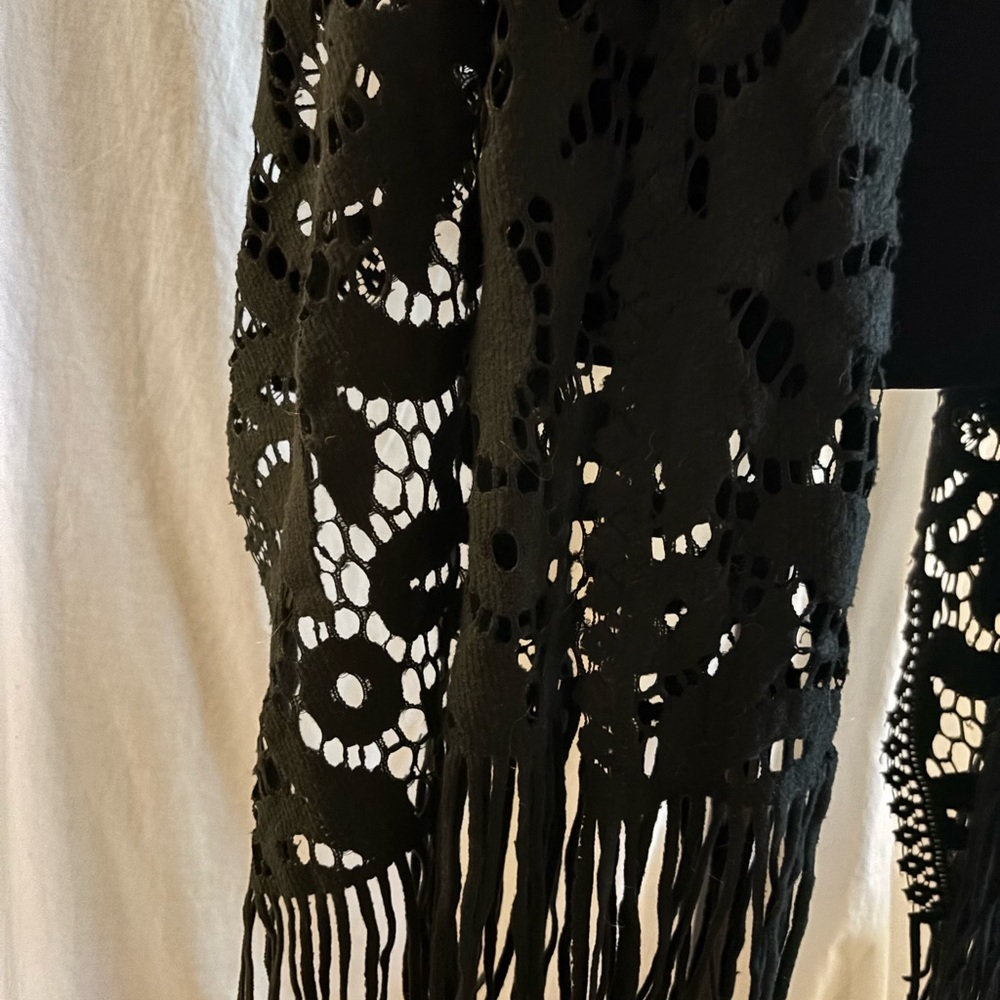 Elegant Black Lace Shawl - Picture 2 of 4